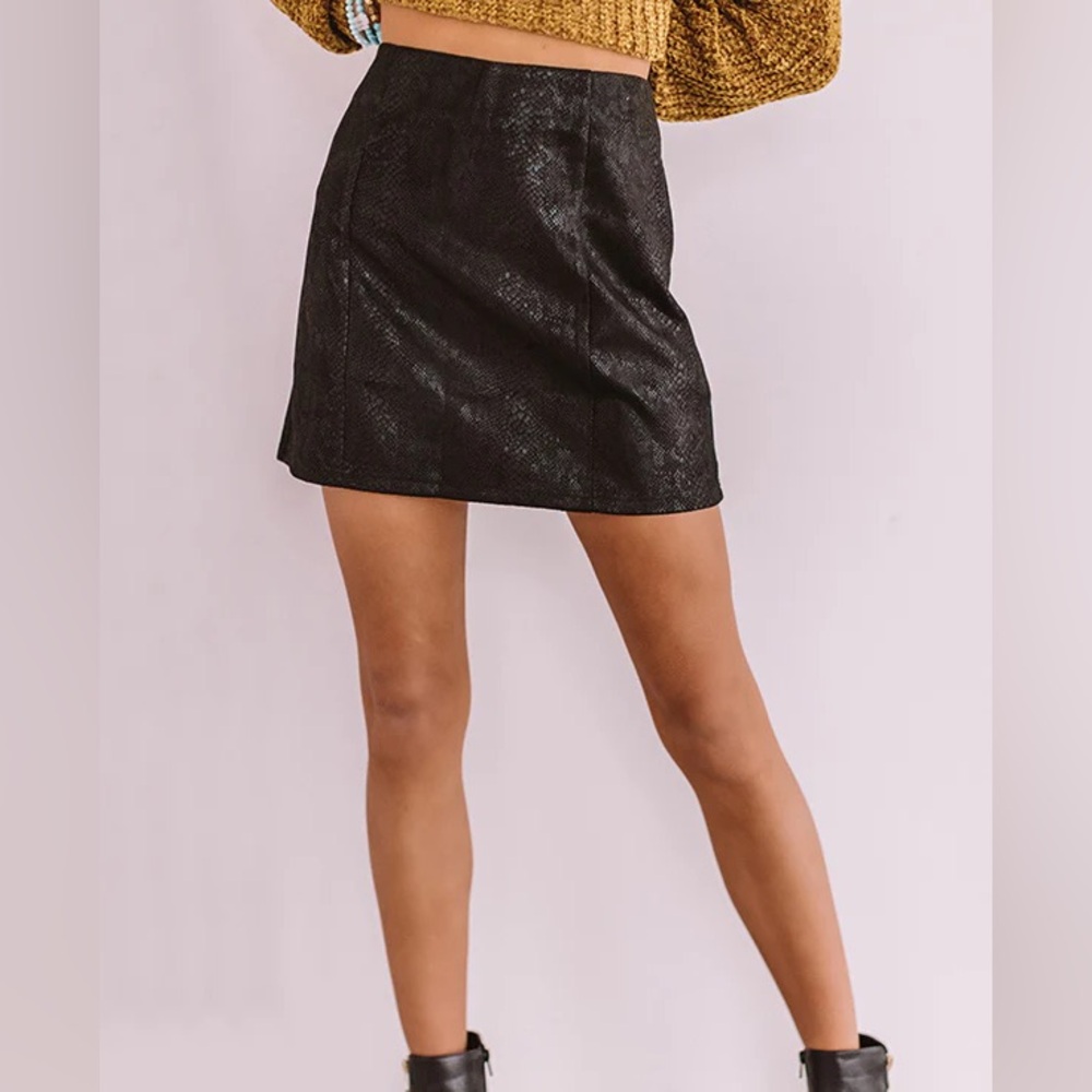 Elegant Black Faux Snake Skin Skirt - Picture 1 of 4